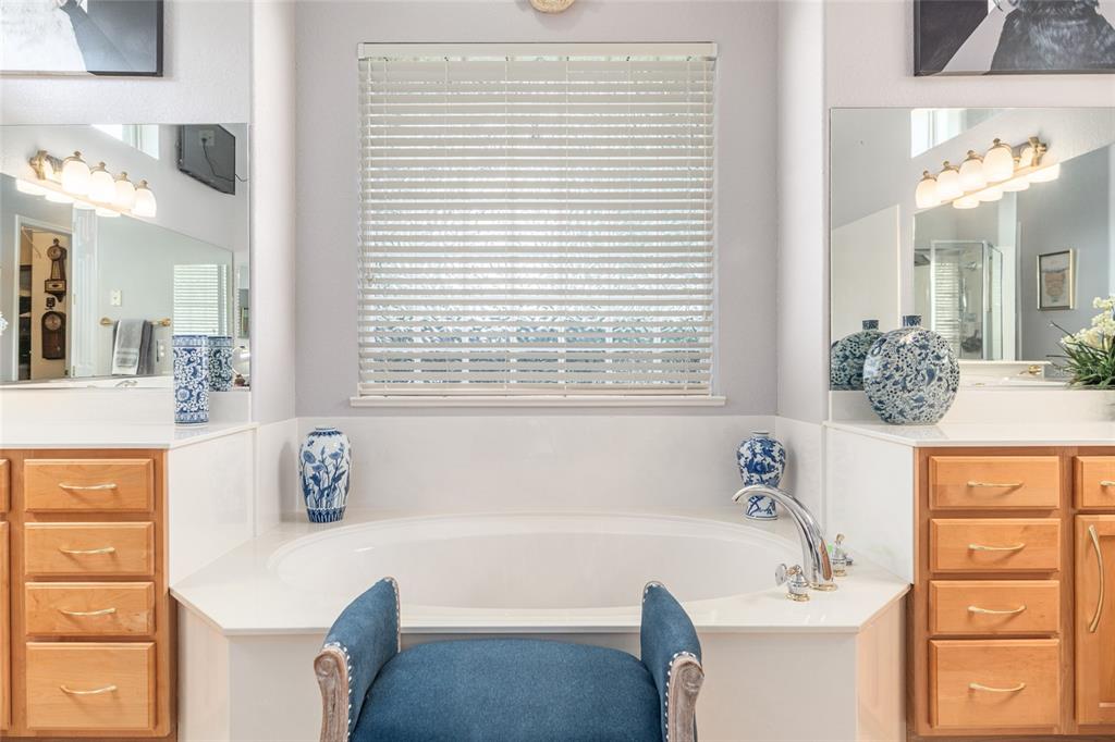 12895 Southeast 91st Terrace Road Summerfield, FL 34491 - Photo 42 of 99 a bath room with a sink and a bath tub