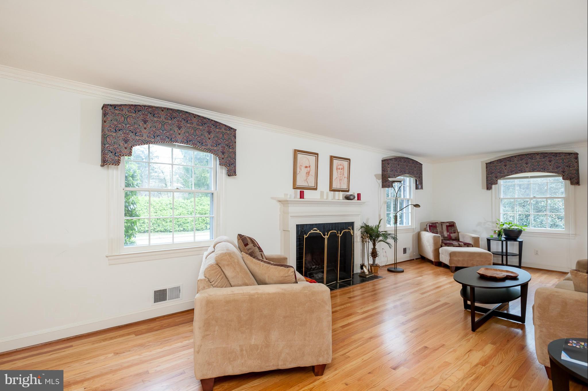 5918 Charlesmead Road Baltimore, MD 21212 - Photo 4 of 27 a living room with furniture fireplace and window