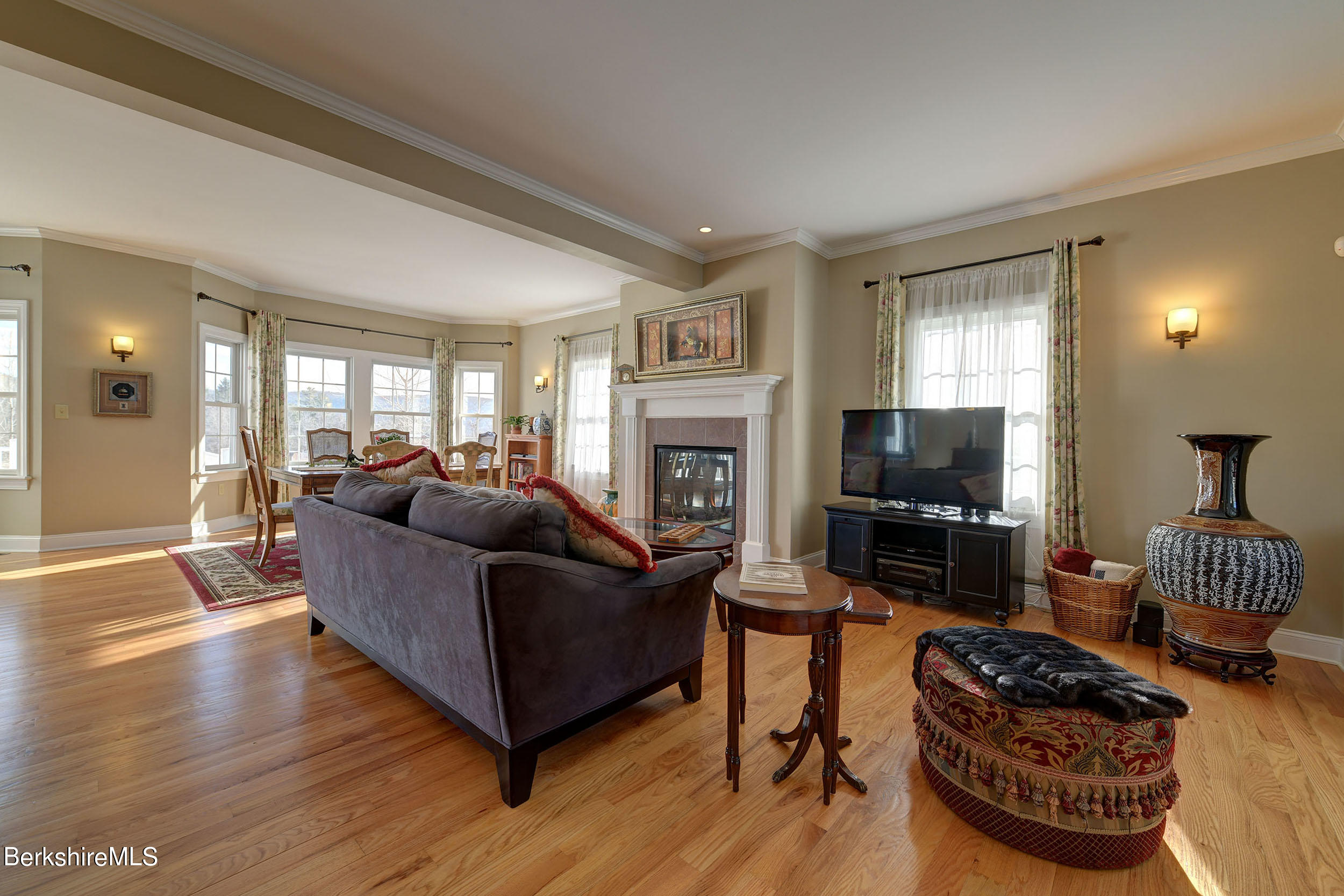 941 Holmes Road Pittsfield, MA 01201 - Photo 8 of 48 Living Room