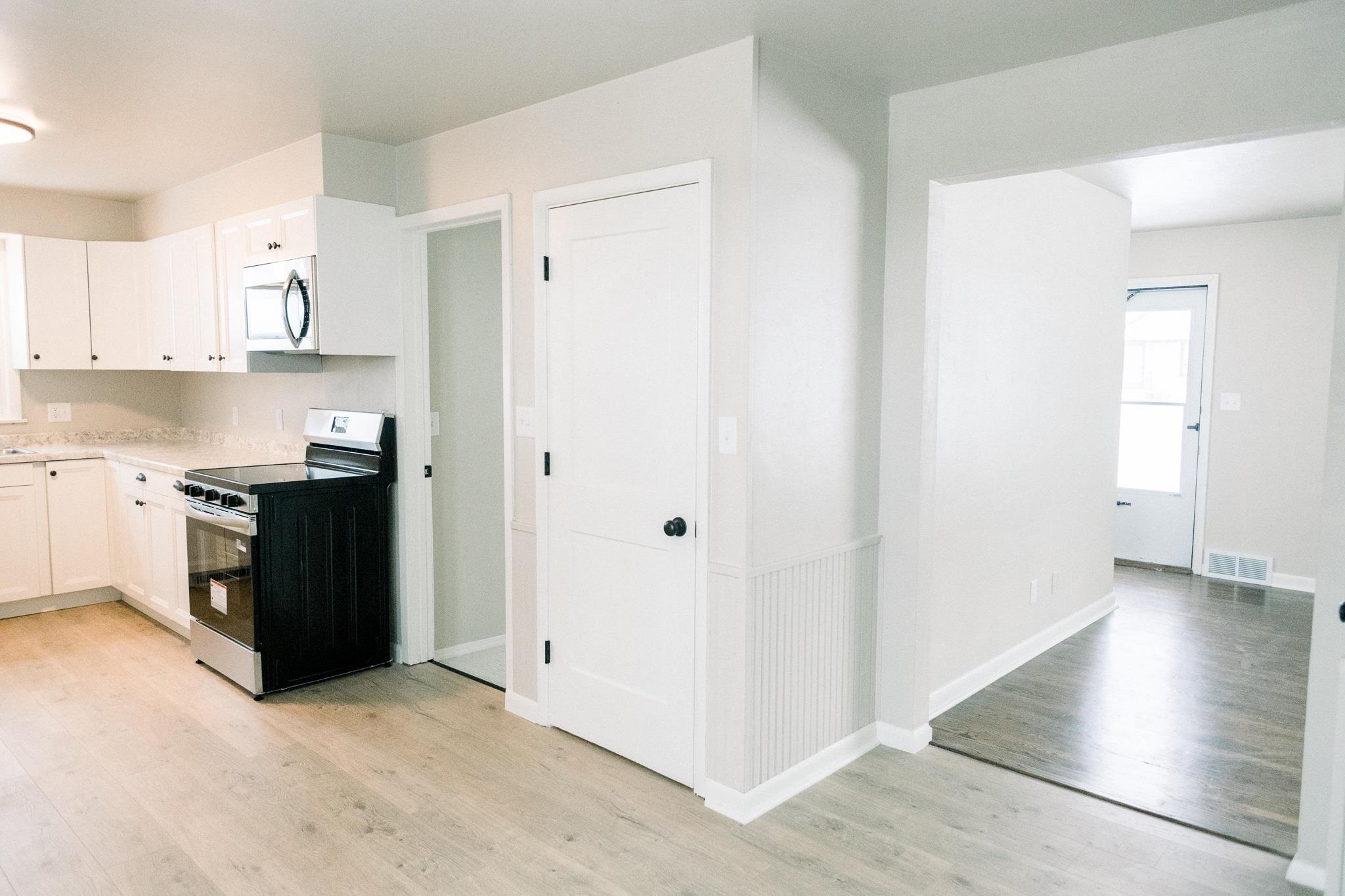 703 Thrush Street Green Bay, WI 54303 - Photo 8 of 39