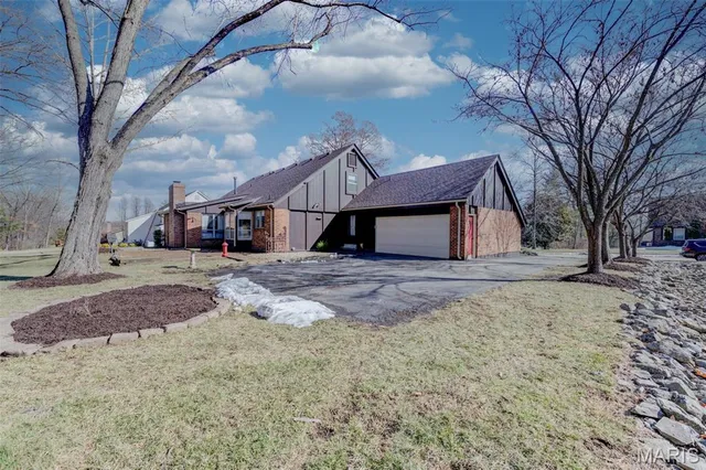 $695,500 | 15137 Chamisal Drive, Chesterfield, MO 63017