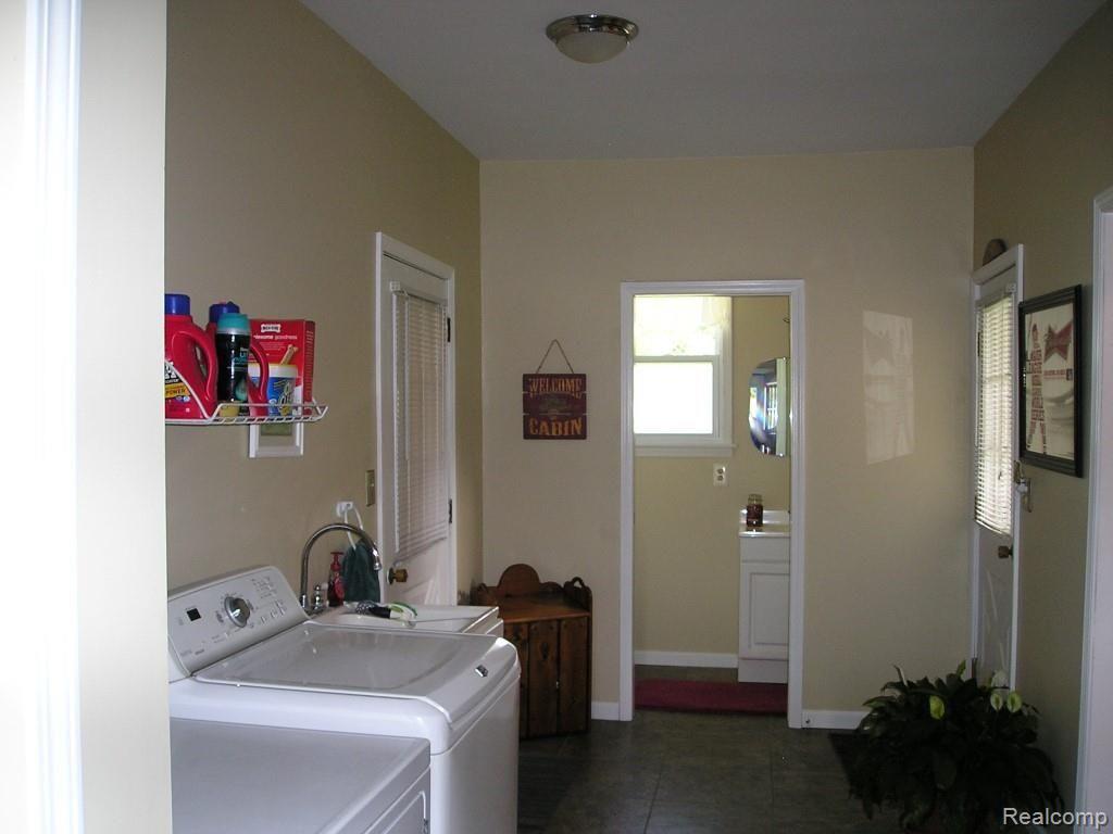 13845 Hough Road Allenton, MI 48002 - Photo 15 of 30 Foyer & laundry area showing door way to 1/2 bath.