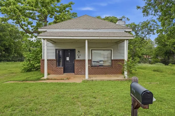 a view of a house with backyard porch and garden
