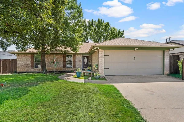 $325,000 | 425 Glenwood Terrace, Hurst, TX 76053