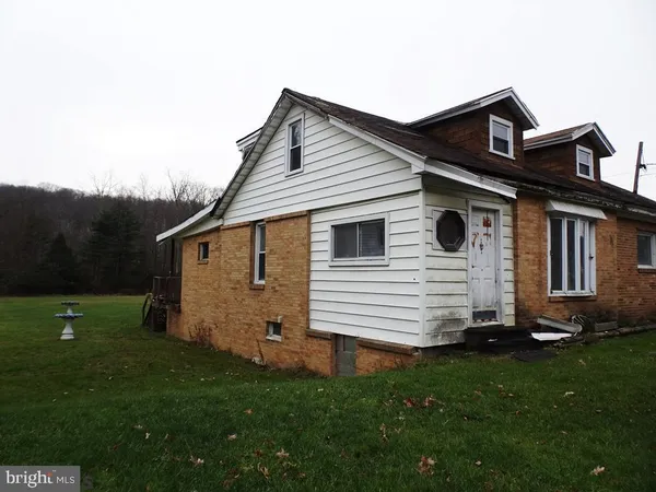 a view of a house with a backyard