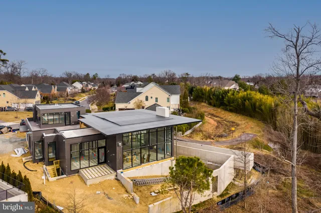a view of a swimming pool with seating space