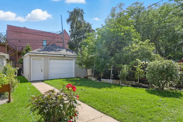 a view of a front of house with a yard