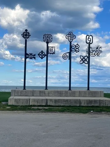 a view of a entryway of the building