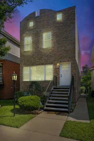 $699,900 | 4055 South Ellis Avenue, Chicago, IL 60653