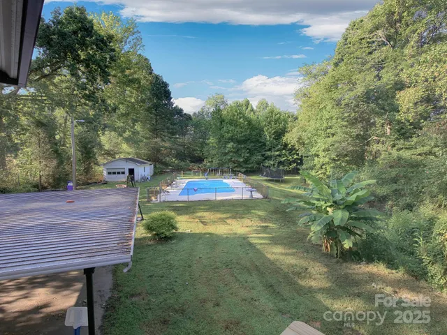 a view of a backyard