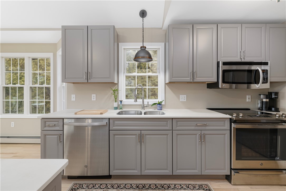 125 Montauk Road Narragansett, RI 02882 - Photo 4 of 48