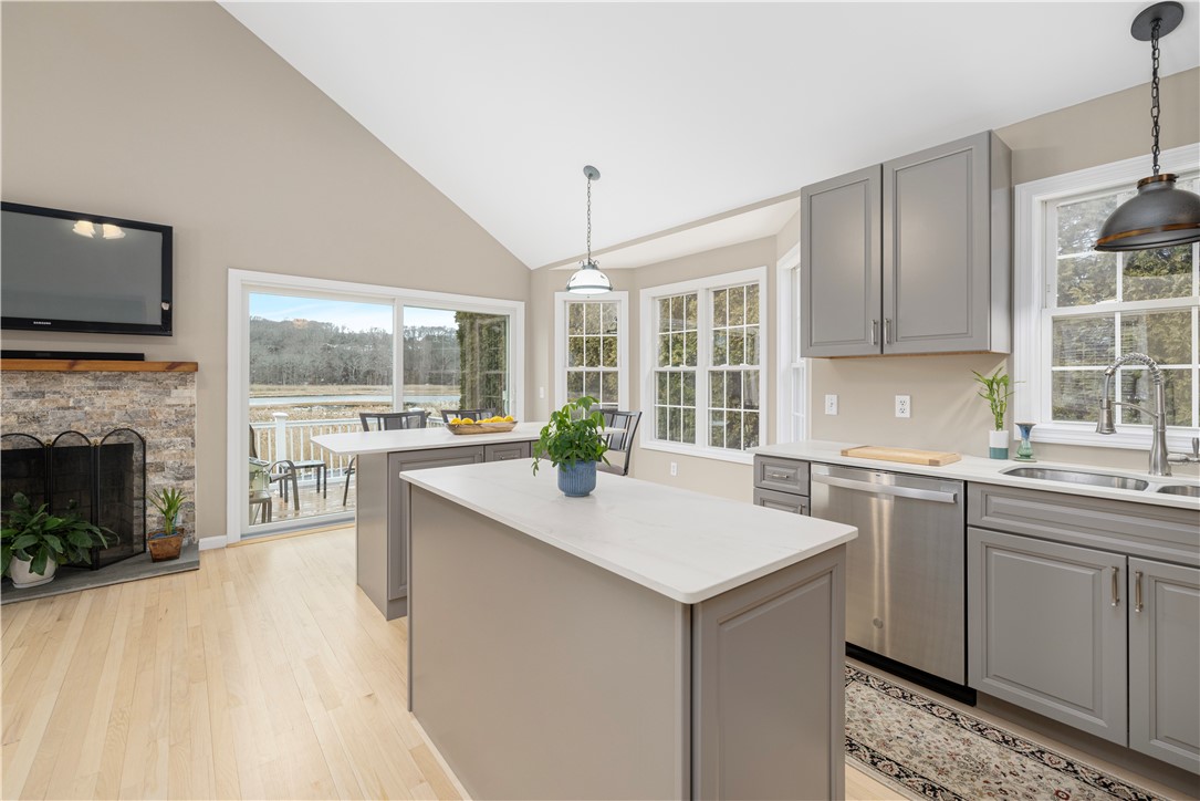 125 Montauk Road Narragansett, RI 02882 - Photo 5 of 48