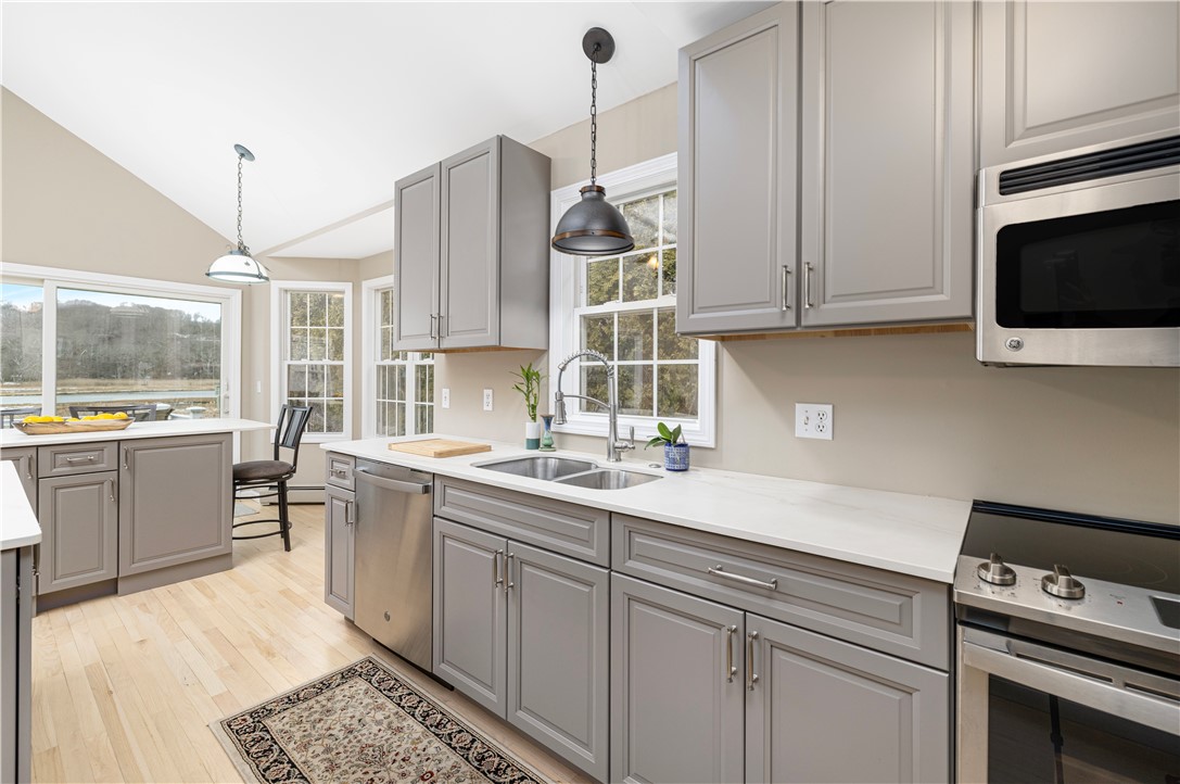 125 Montauk Road Narragansett, RI 02882 - Photo 7 of 48