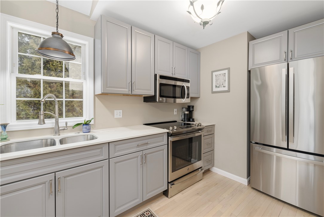 125 Montauk Road Narragansett, RI 02882 - Photo 8 of 48