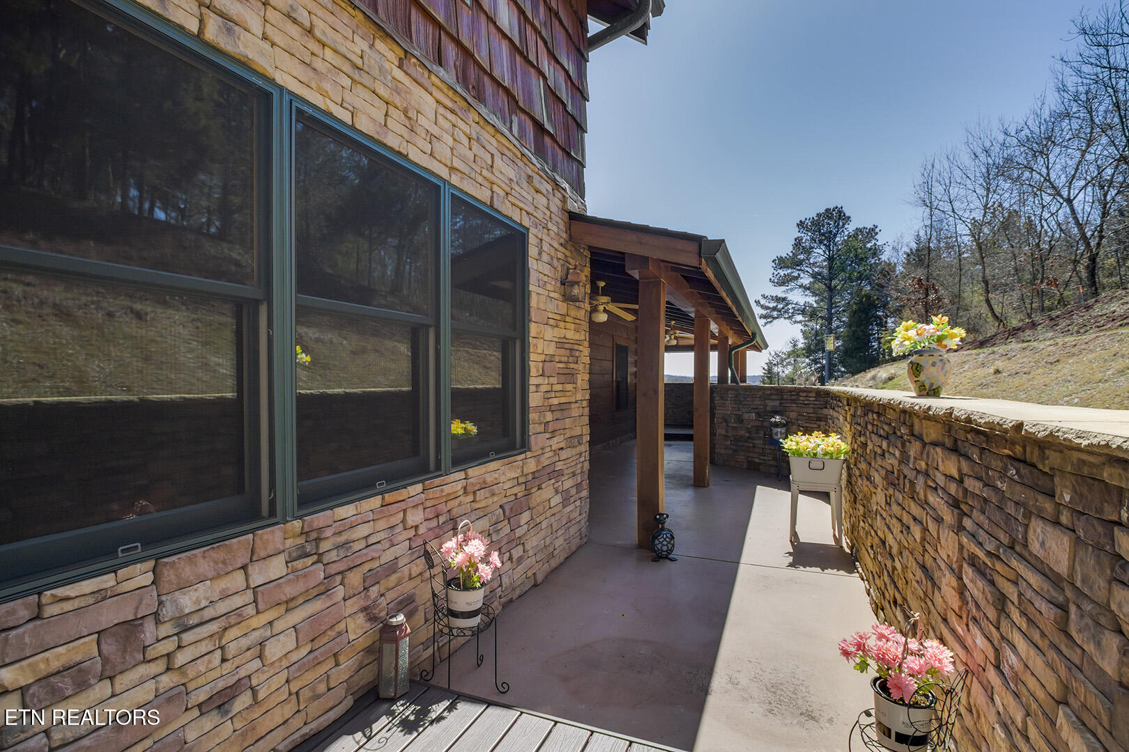 124 Overlook Way Vonore, TN 37885 - Photo 15 of 60 15_OverlookWay_124_BreakfastDeck