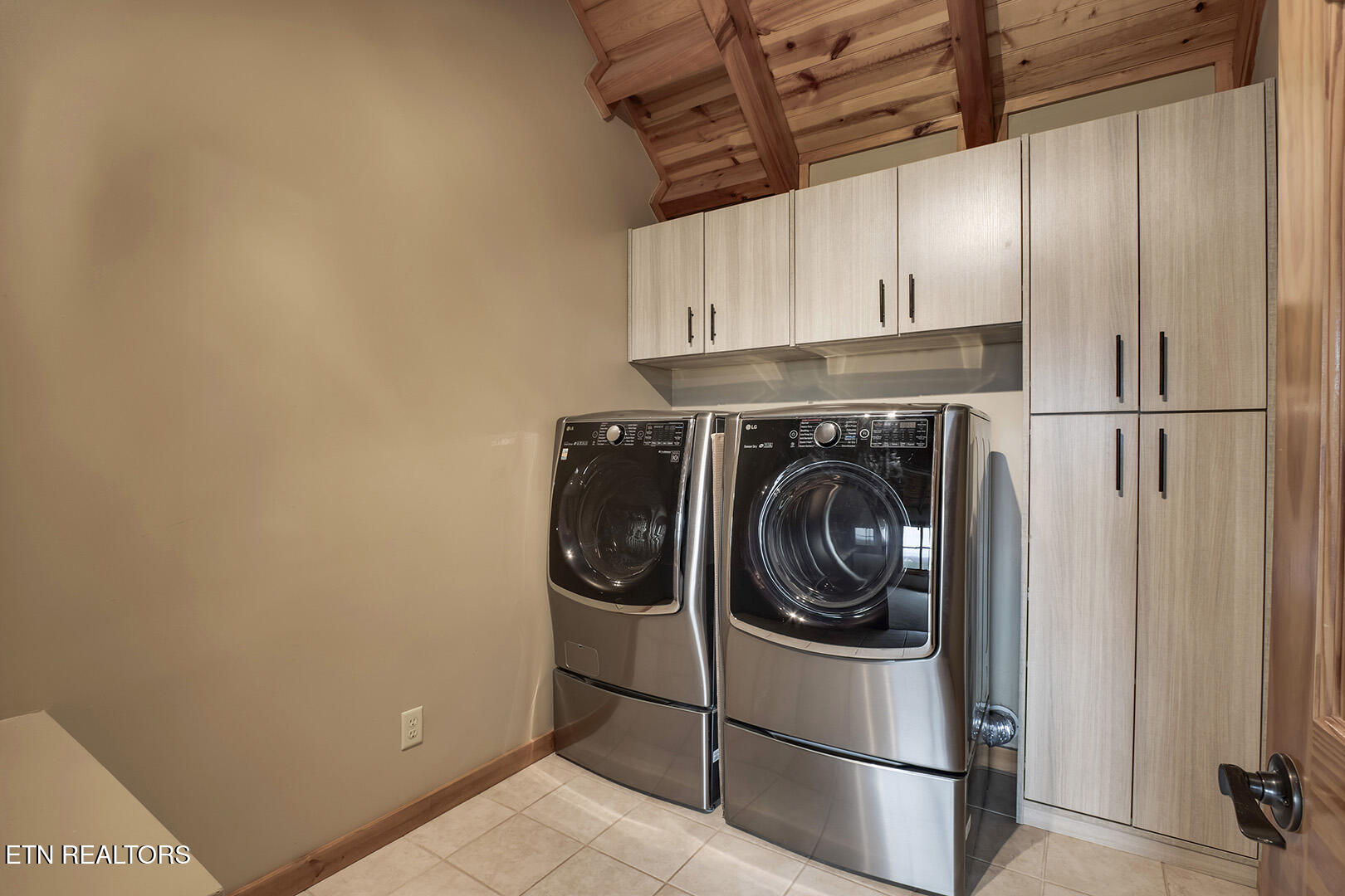 124 Overlook Way Vonore, TN 37885 - Photo 27 of 60 27_OverlookWay_124_Laundry