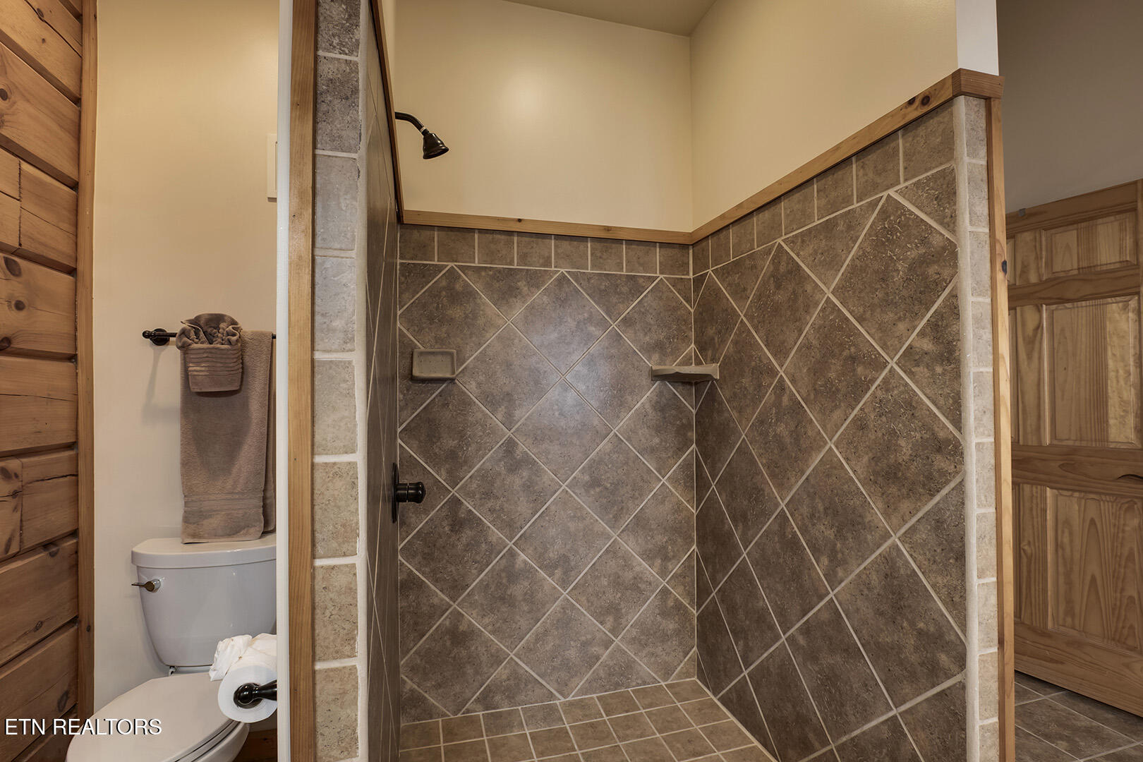 124 Overlook Way Vonore, TN 37885 - Photo 34 of 60 34_OverlookWay_124_MasterBath02