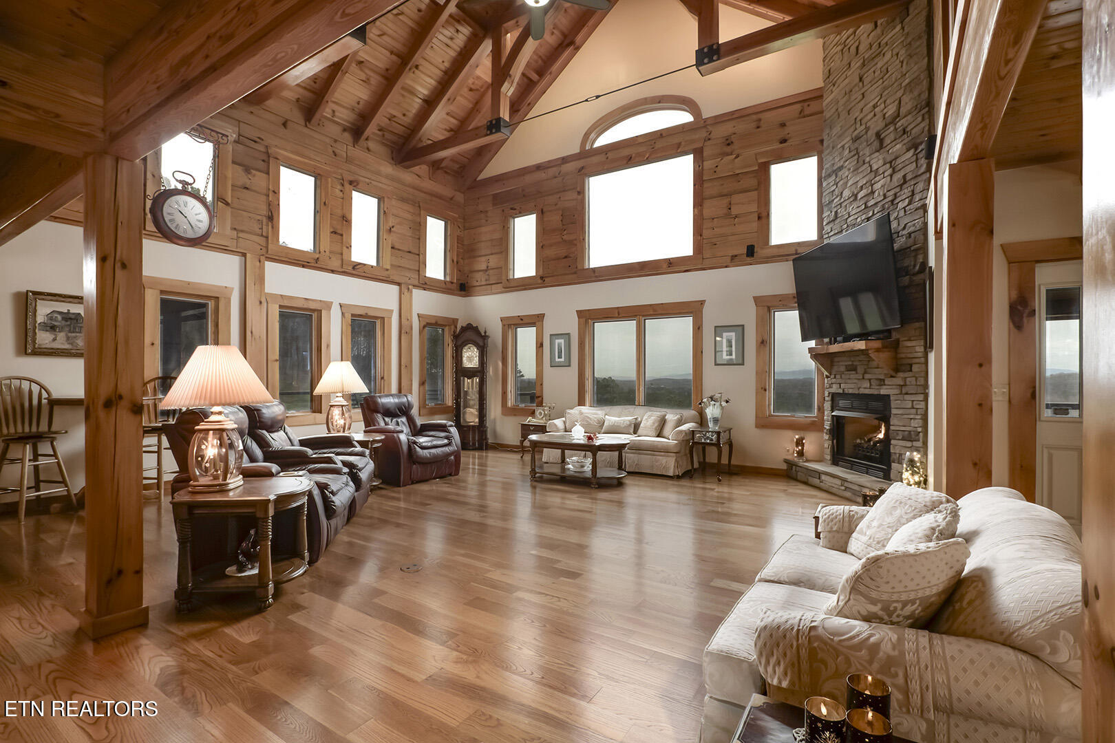 124 Overlook Way Vonore, TN 37885 - Photo 8 of 60 08_OverlookWay_124_Living02