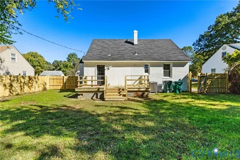 a view of a house with backyard