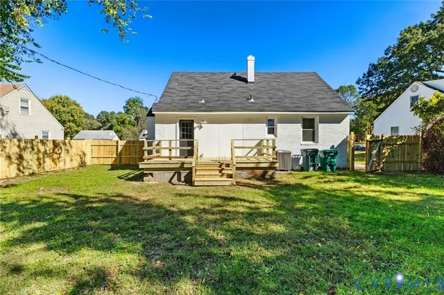 a view of a house with backyard