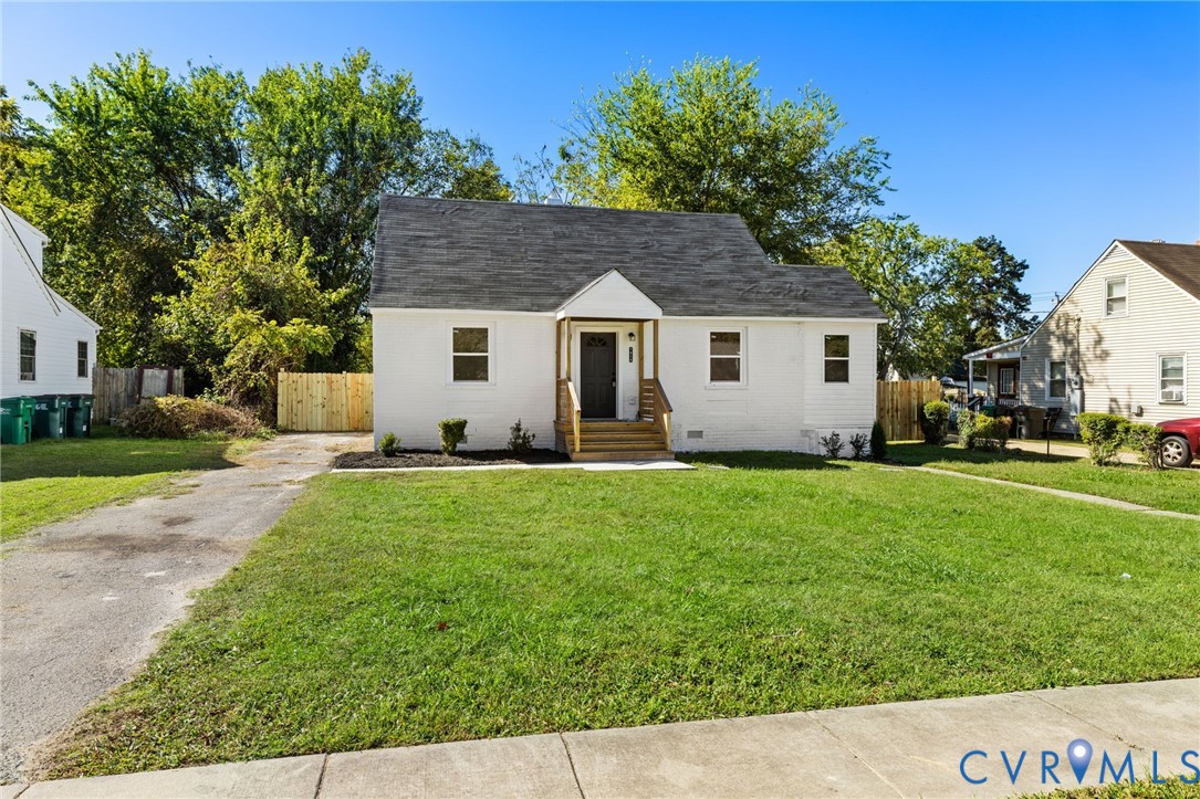 1815 Doron Lane Richmond, VA 23223 - Photo 3 of 26 a front view of house with yard and green space