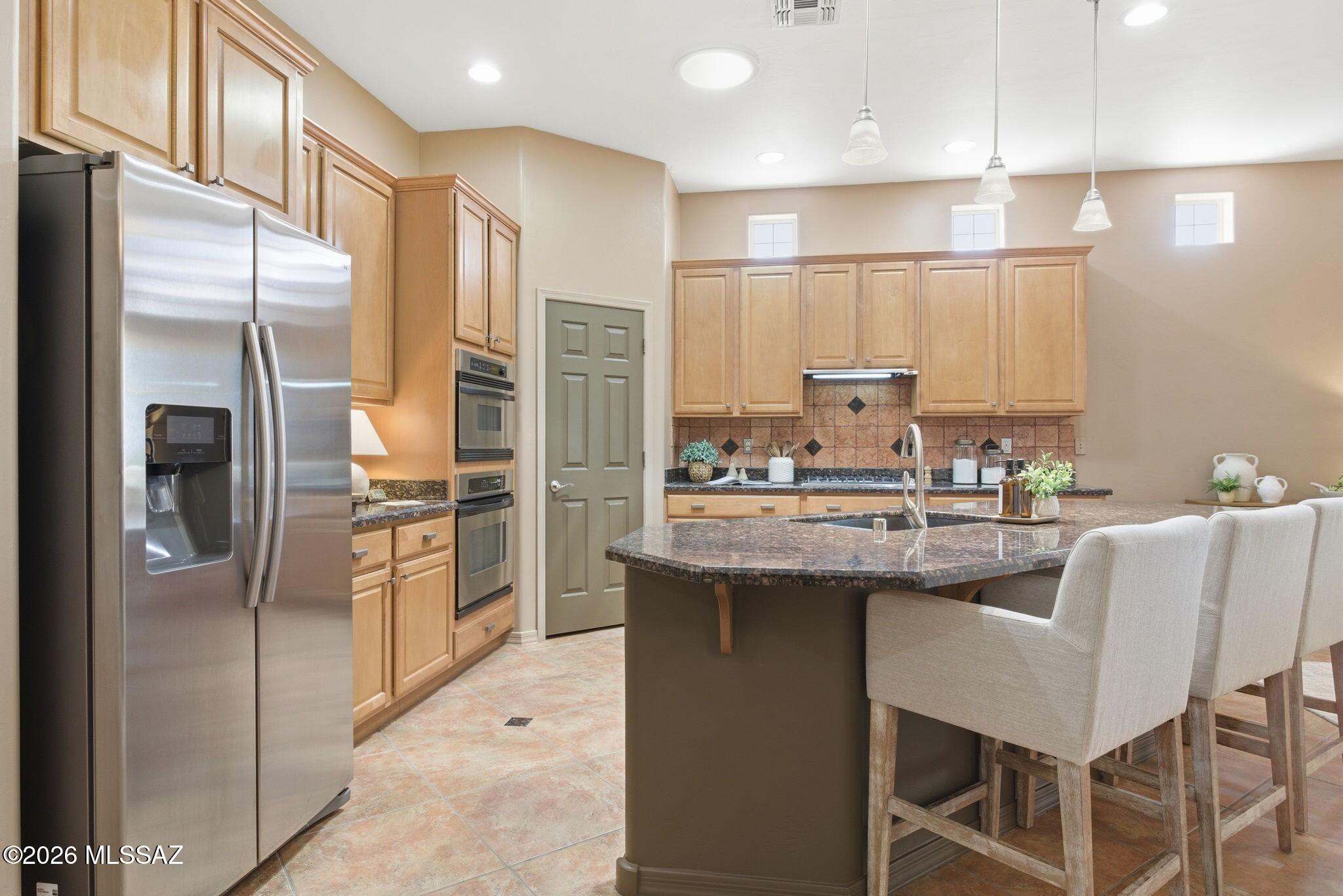 12641 North Rock Creek Road Oro Valley, AZ 85755 - Photo 10 of 48 Large breakfast bar.