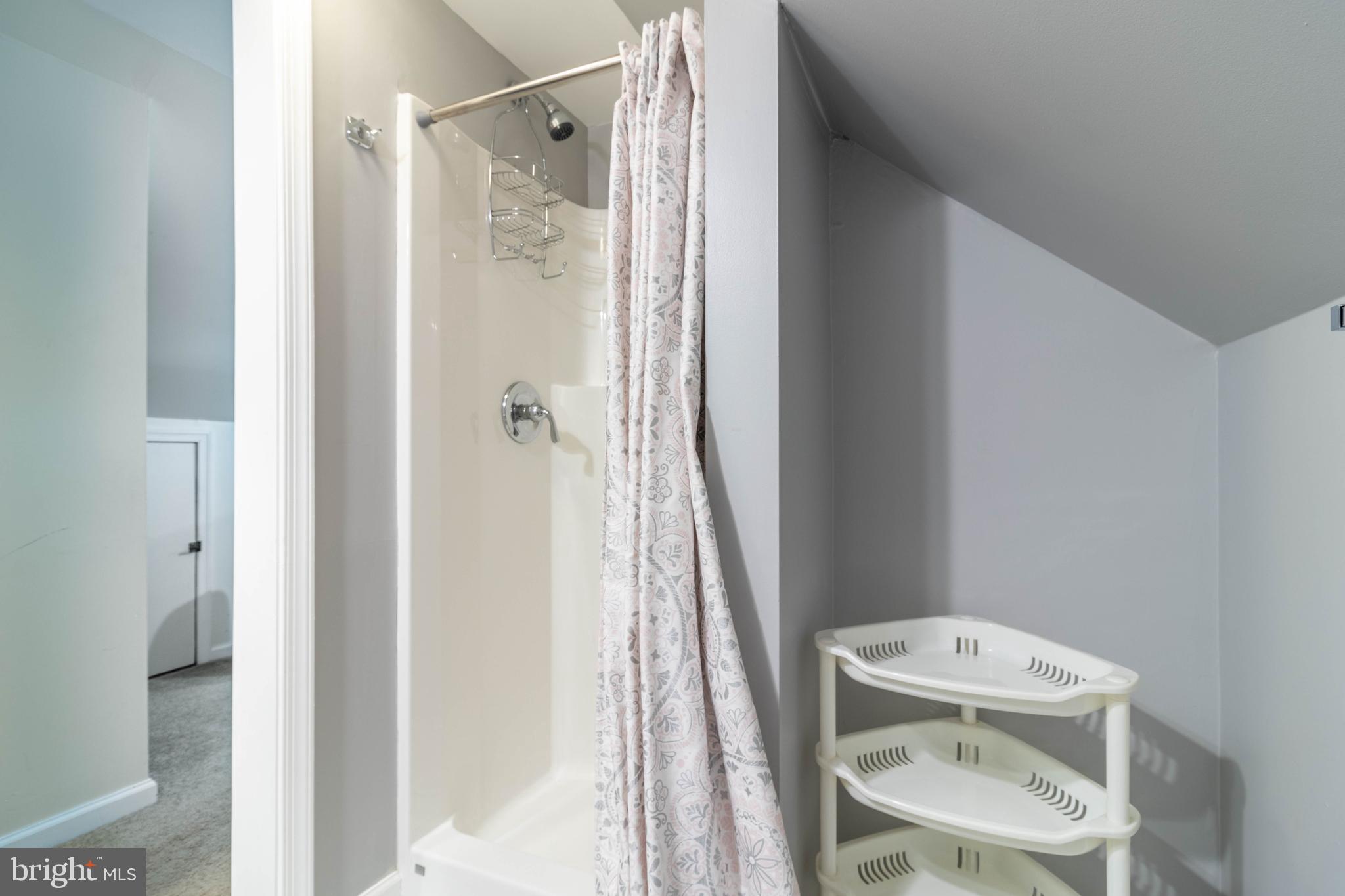 807 Tomlinson Road Philadelphia, PA 19116 - Photo 16 of 24 Upstairs full bathroom (another angle)