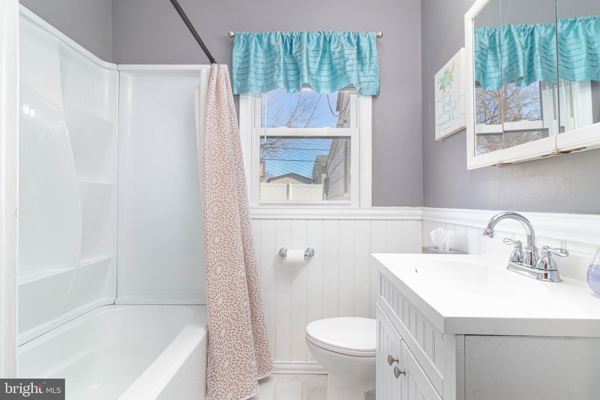 807 Tomlinson Road Philadelphia, PA 19116 - Photo 8 of 24 Main level full bath with a bathtub