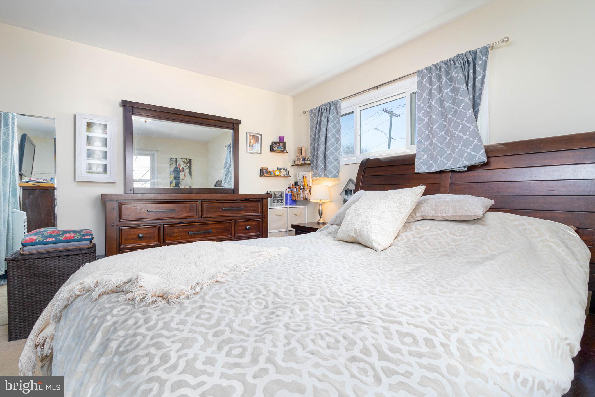 807 Tomlinson Road Philadelphia, PA 19116 - Photo 10 of 24 Main level 1st bedroom with custom made closet