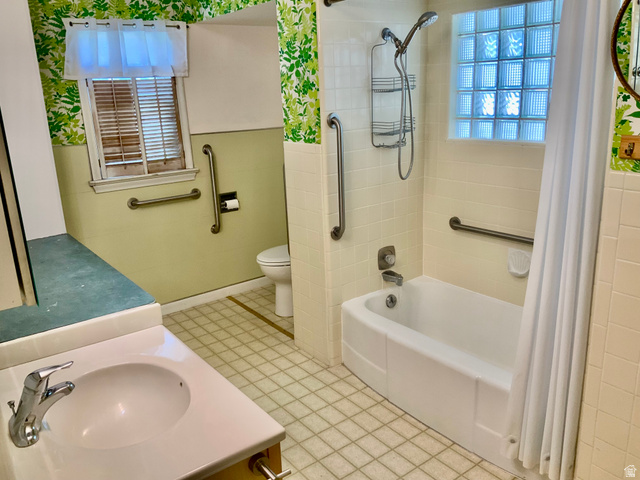630 North Main Street Monroe, UT 84754 - Photo 23 of 63 Bathroom featuring vanity, shower / bath combination with curtain, and healthy amount of natural light