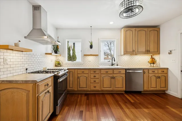 $300,000 | 926 Tappan Street, Woodstock, IL 60098