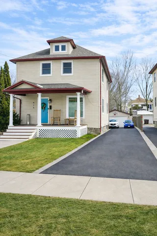 $300,000 | 926 Tappan Street, Woodstock, IL 60098