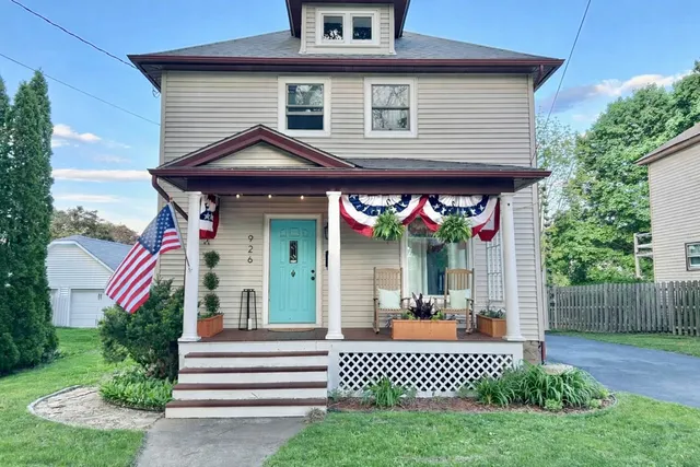 $300,000 | 926 Tappan Street, Woodstock, IL 60098