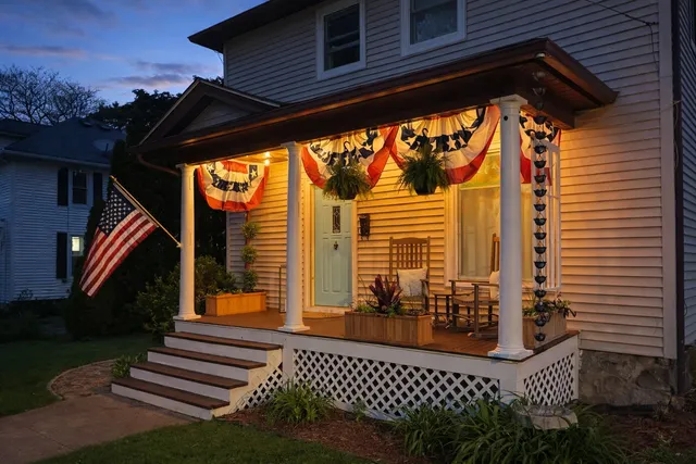 $300,000 | 926 Tappan Street, Woodstock, IL 60098