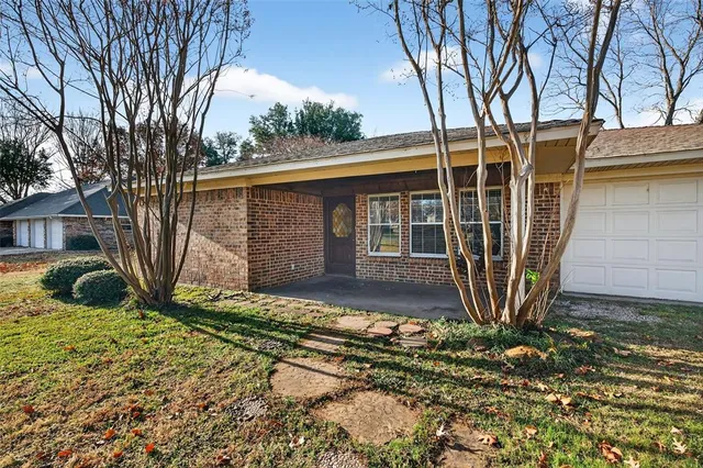 $309,000 | 234 Navajo Trail, Lake Kiowa, TX 76240