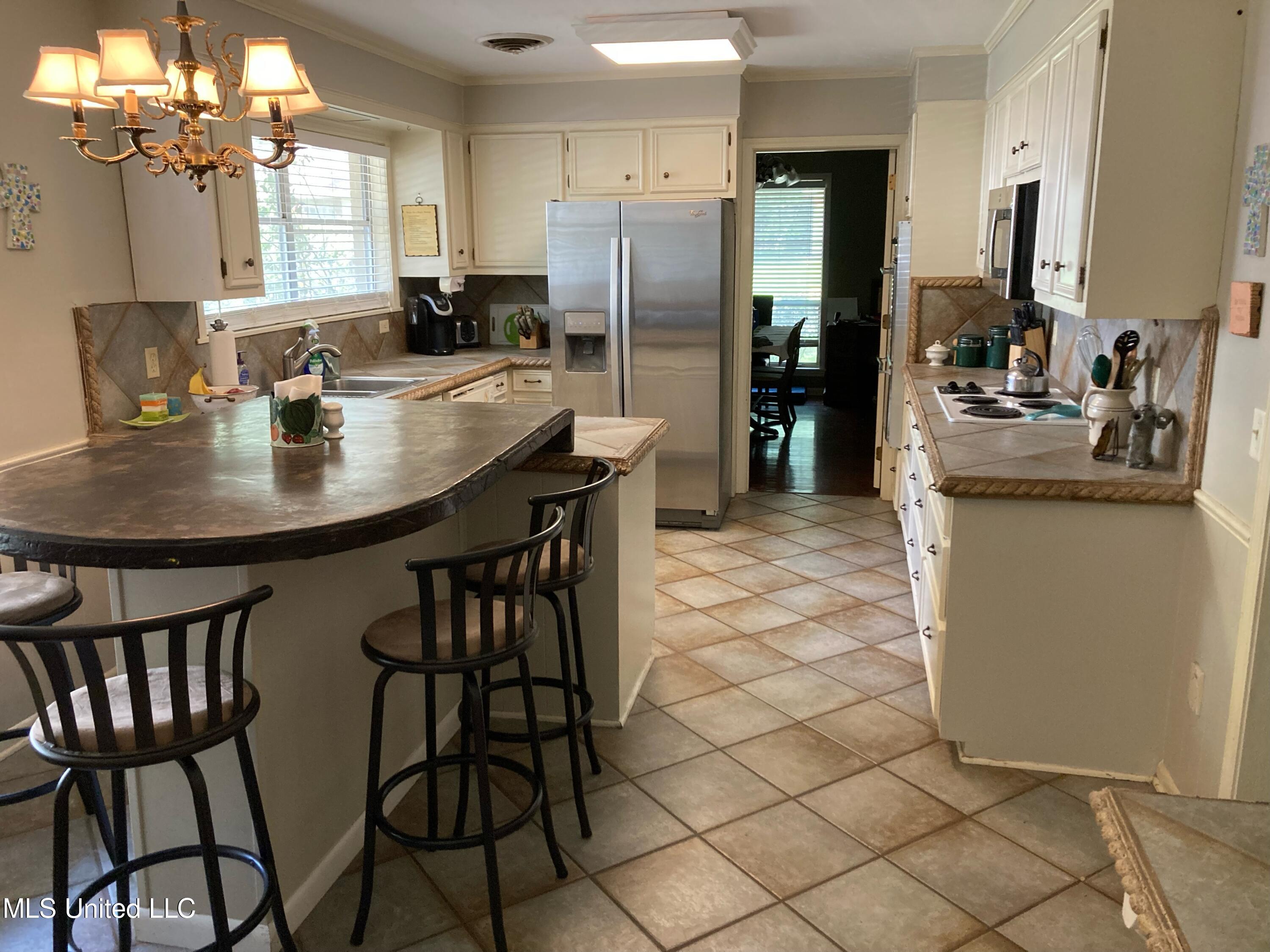 5329 Briarfield Road Jackson, MS 39211 - Photo 6 of 14 004D33C9-0867-4924-9026-DB72BB8D2725