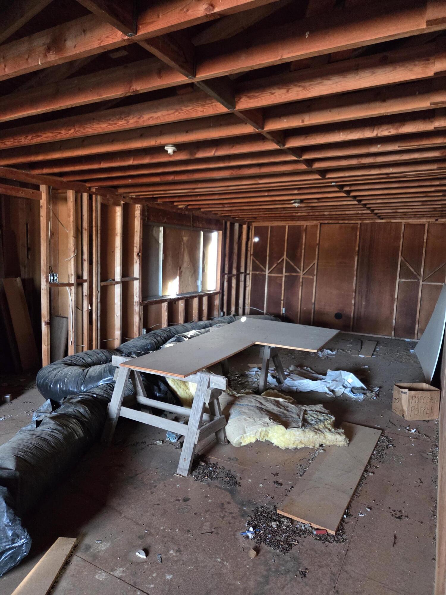 27960 Wheeler Street Chiloquin, OR 97624 - Photo 9 of 17 a room with furniture and a window