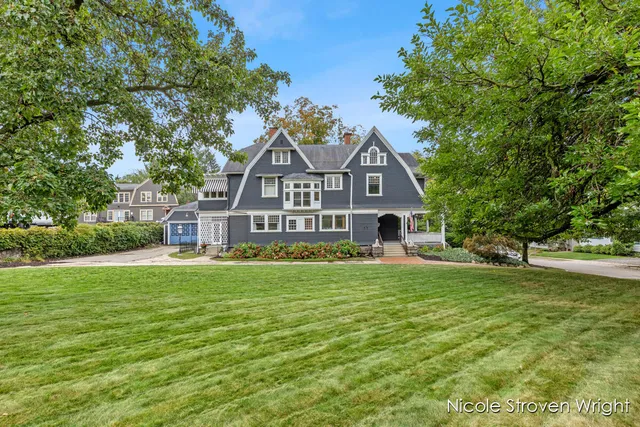 $897,500 | 400 Fulton Street East, Grand Rapids, MI 49503