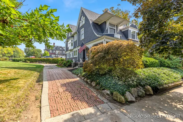 $897,500 | 400 Fulton Street East, Grand Rapids, MI 49503