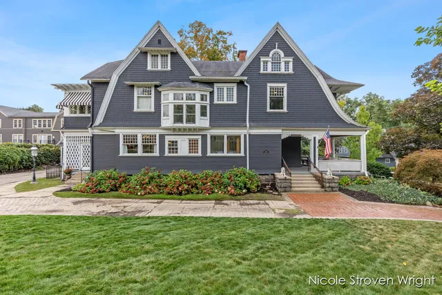 $897,500 | 400 Fulton Street East, Grand Rapids, MI 49503