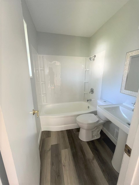539 Ridgewood Road Elk Grove Village, IL 60007 - Photo 6 of 15 a bathroom with a toilet a sink and bathtub