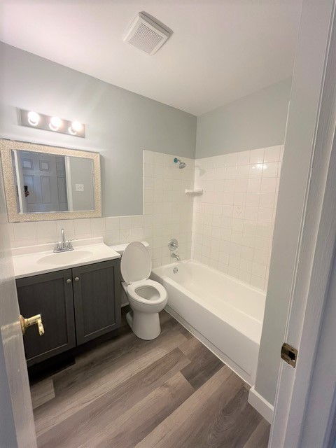 539 Ridgewood Road Elk Grove Village, IL 60007 - Photo 7 of 15 a spacious bathroom with a bathtub sink mirror and toilet