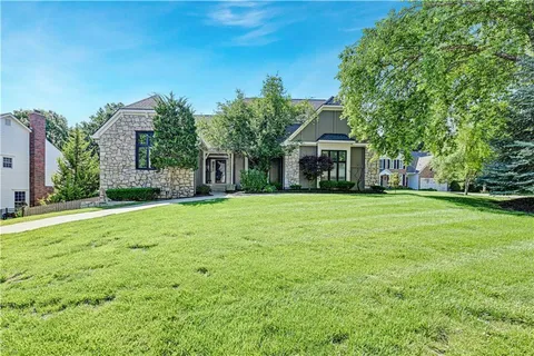 $750,000 | 5005 West 131st Street, Leawood, KS 66209