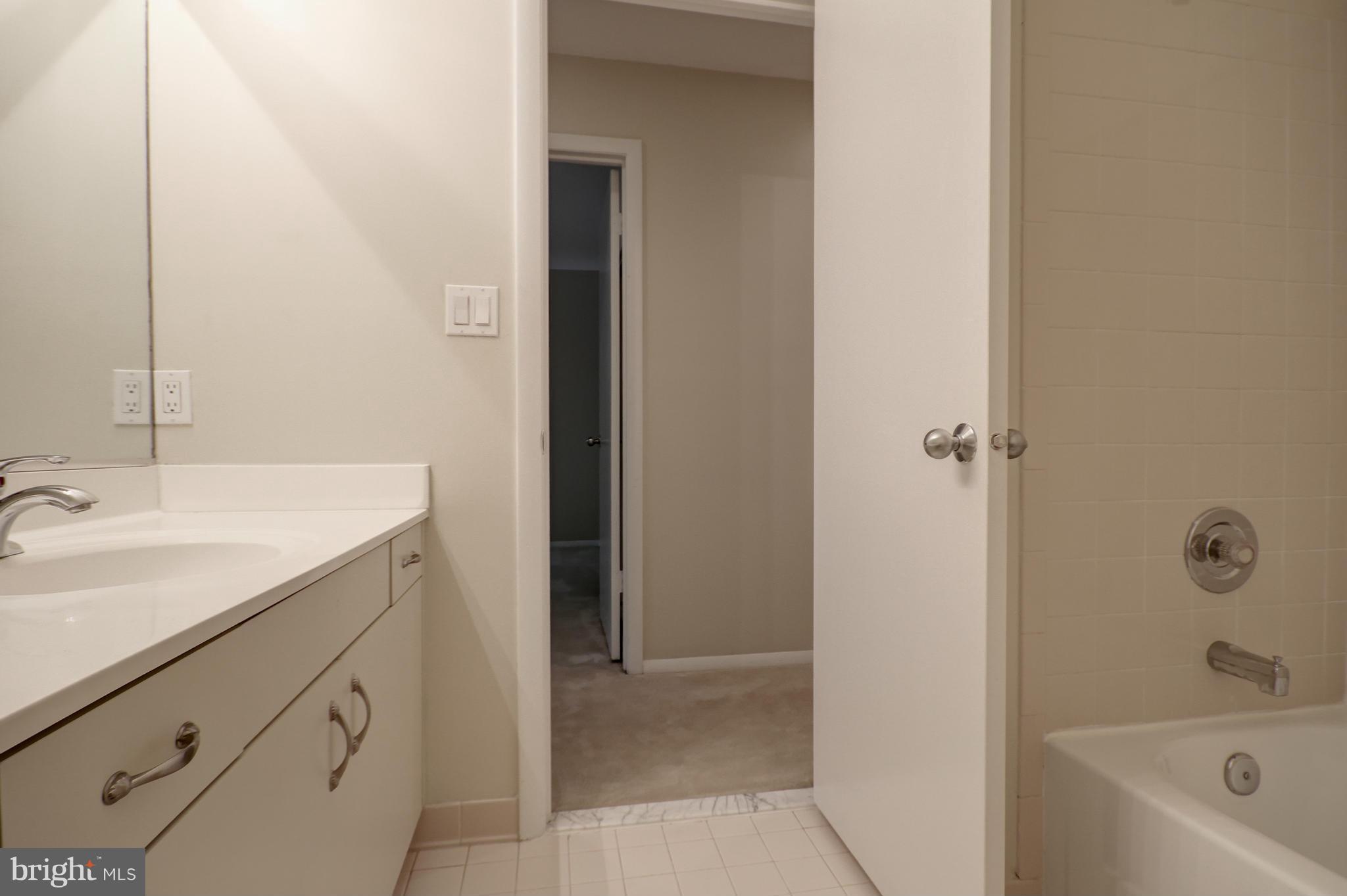 11116 Lakespray Way Reston, VA 20191 - Photo 22 of 30 Bath (Upper Level)