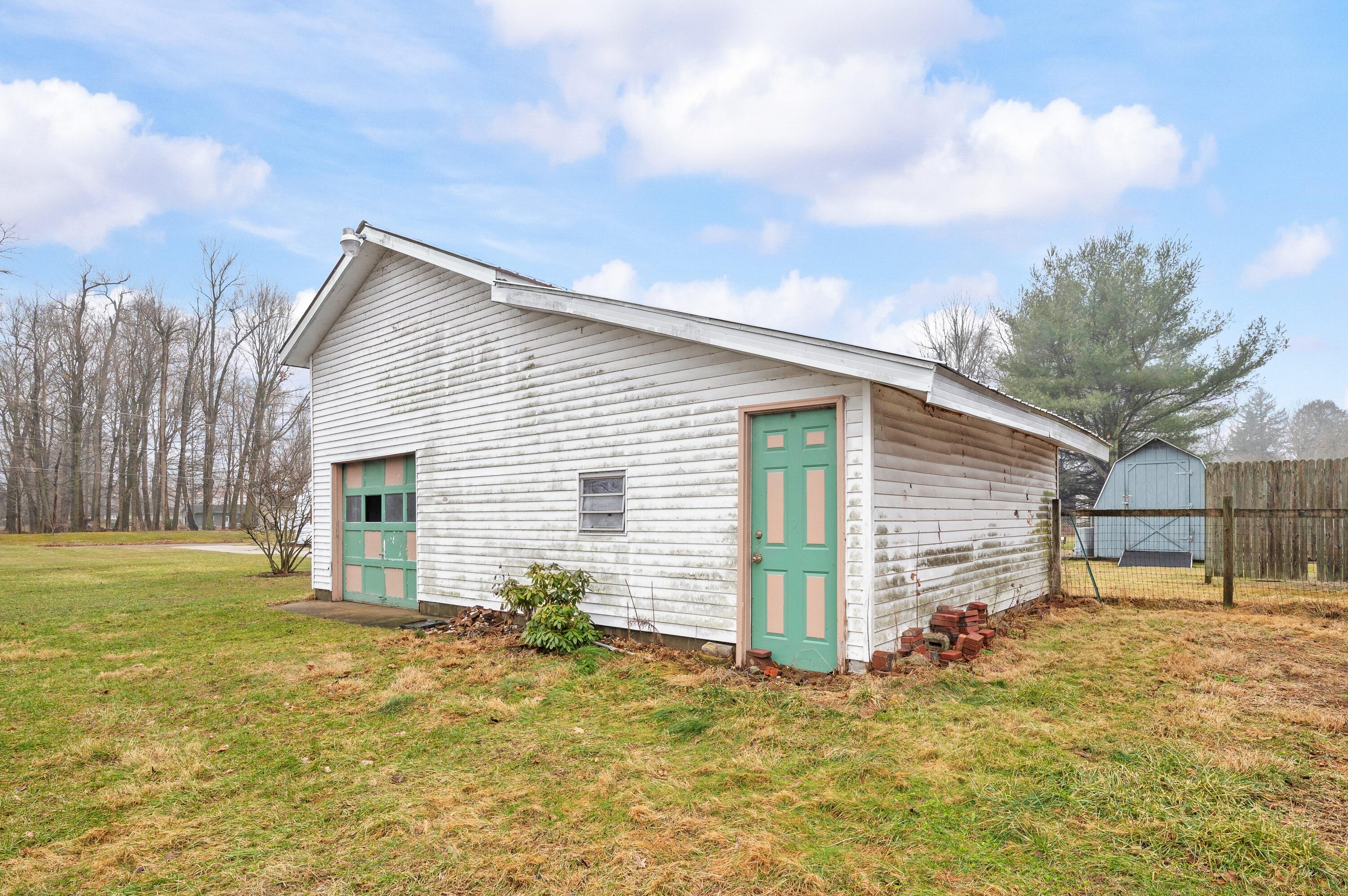 460 Green Street Constantine, MI 49042 - Photo 37 of 42 Barn