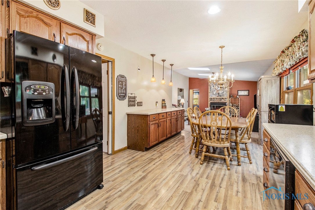 1221 West State Line Road Toledo, OH 43612 - Photo 10 of 30 The impressive kitchen has plenty of storage