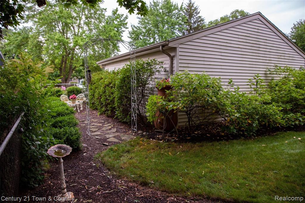 292 Thalia Avenue Rochester Hills, MI 48307 - Photo 28 of 36