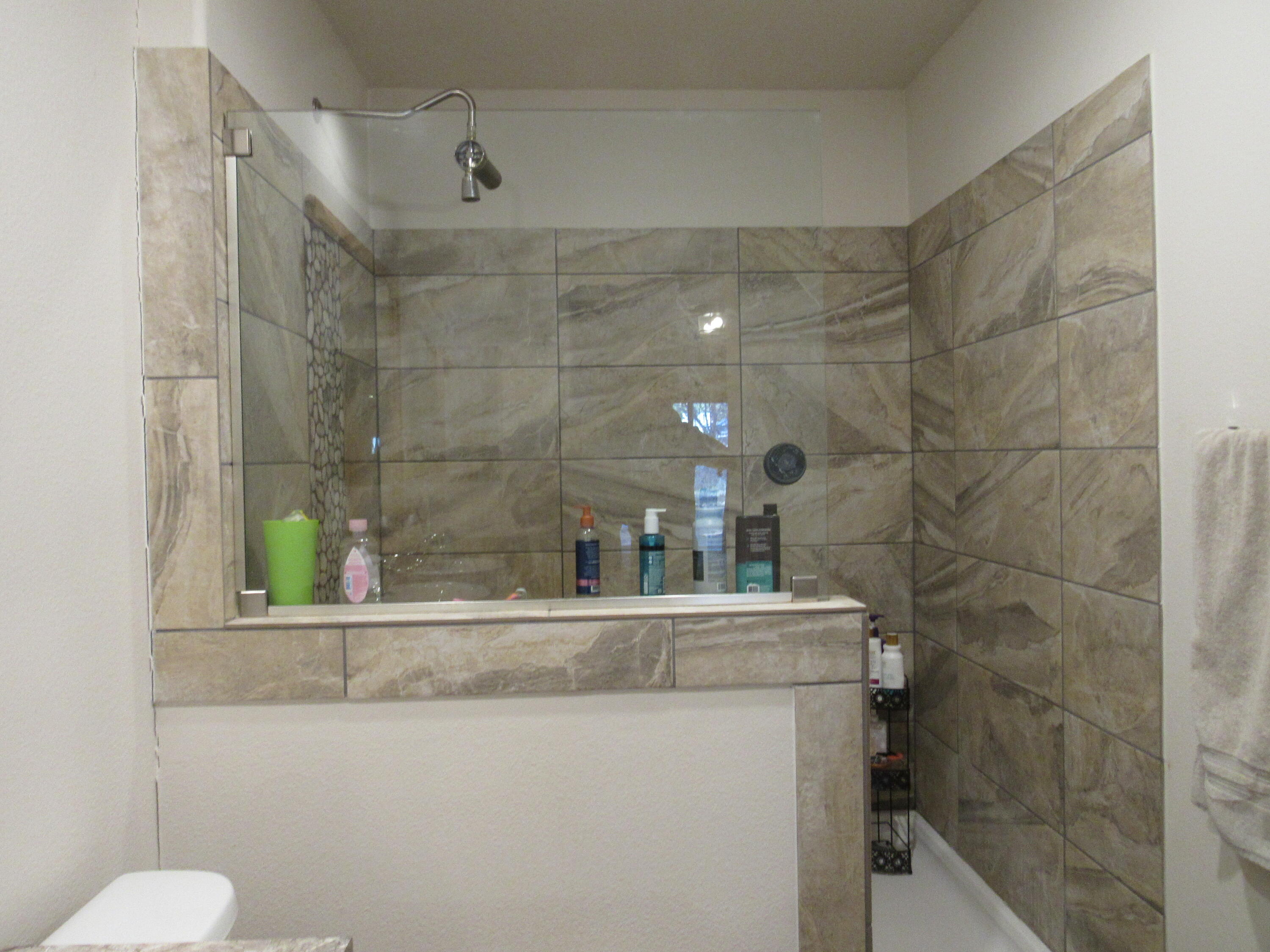 35712 Modoc Point Road, Unit 229700 Chiloquin, OR 97624 - Photo 10 of 23 Primary bathroom