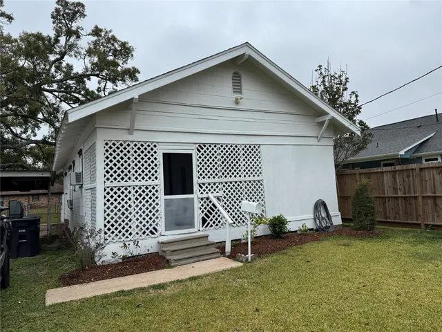 $1,500 | 1610 West Sidnor Street, Alvin, TX 77511