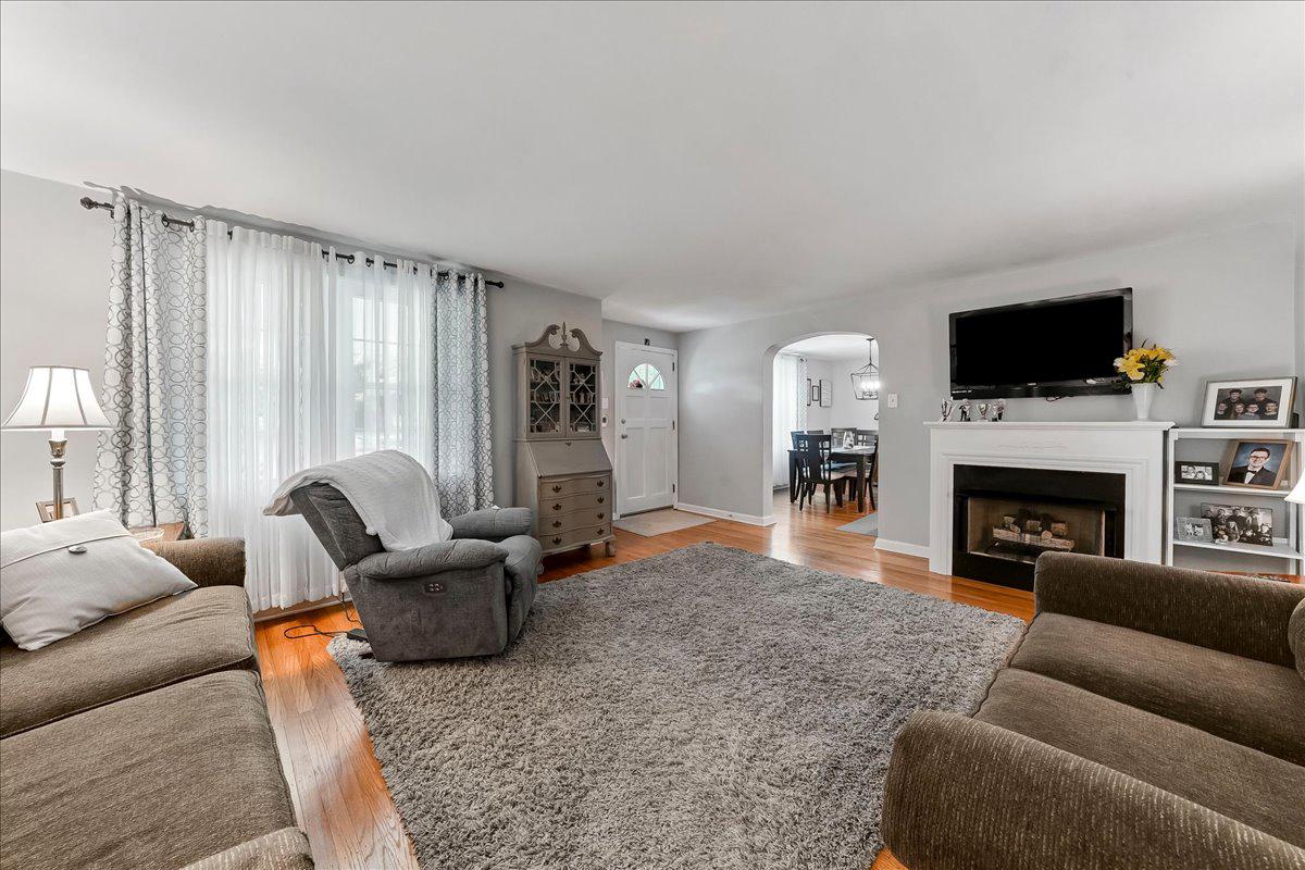 345 Holt Lane Springfield, PA 19064 - Photo 4 of 38 Living room with gas fireplace